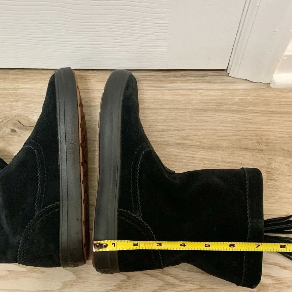 Crocs 7 NWOT Synth Suede Lodgepoint Boots Black Tassel Booties